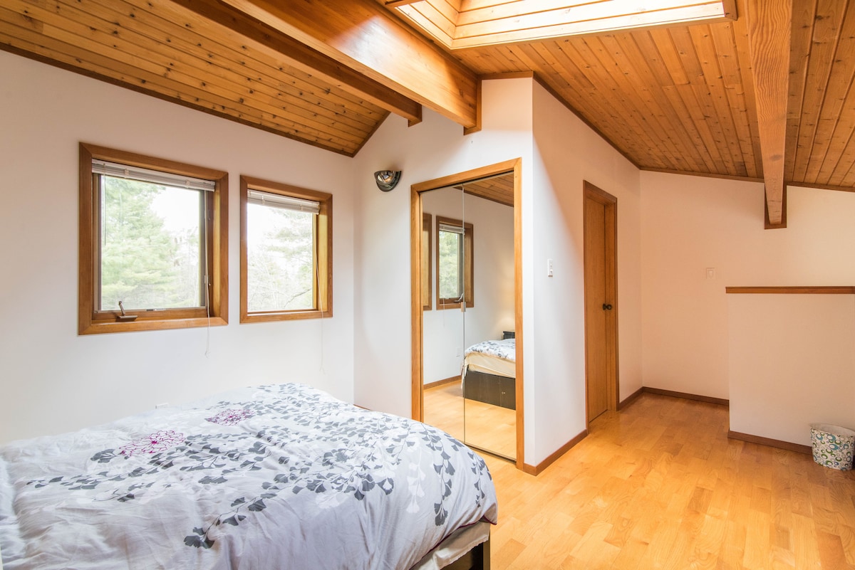 Spálňa na poschodí so strešným oknom