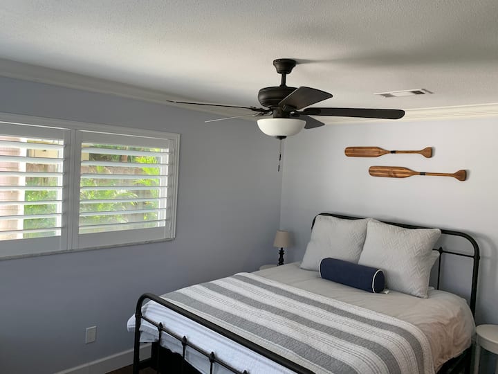 غرفة النوم الأولى ، سرير ملكة. يمكنك الاسترخاء بعيدًا 