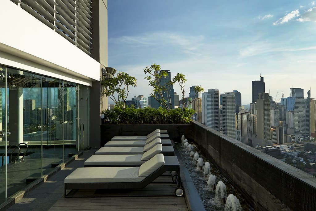 Lay back and enjoy the expansive sky on the Gramercy Sundeck, with soothing waterscapes and a grand view of Makati City to stimulate your senses.