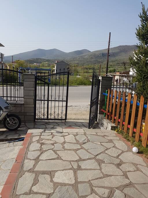 η είσοδος του σπιτιού που οδηγεί στον κεντρικό δρόμο..μπροστά στην είσοδο έχει ασφαλες πάρκινγκ