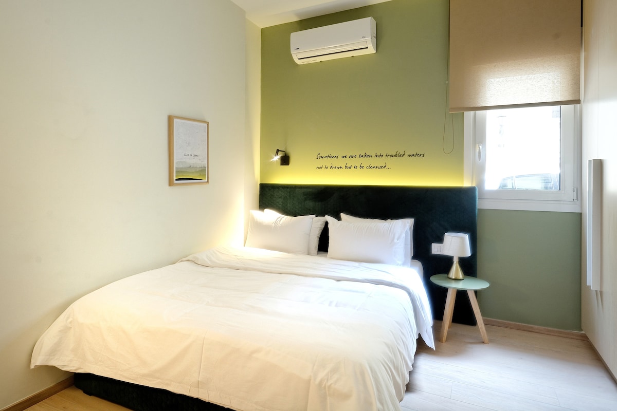 Druga spavaća soba ima bračni krevet, drvene podove i sve luksuzne sadržaje u kojima biste željeli uživati.