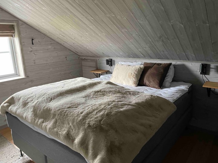 Chumba cha kulala kwenye ghorofa ya juu kitanda chenye upana wa sentimita 