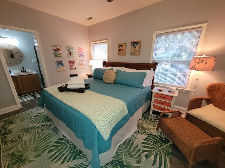 Dormitorio 1 con baño completo adjunto, 2 tocadores y TV.