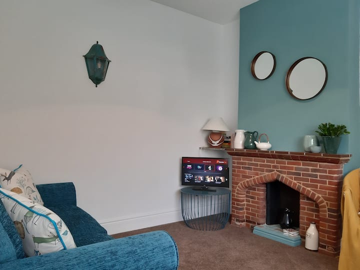 Cosy sitting room - smart TV ( has Freeview play and apps, players, but catch up only on some channels) with wi fi , DVD player and DVDs, books, games. 