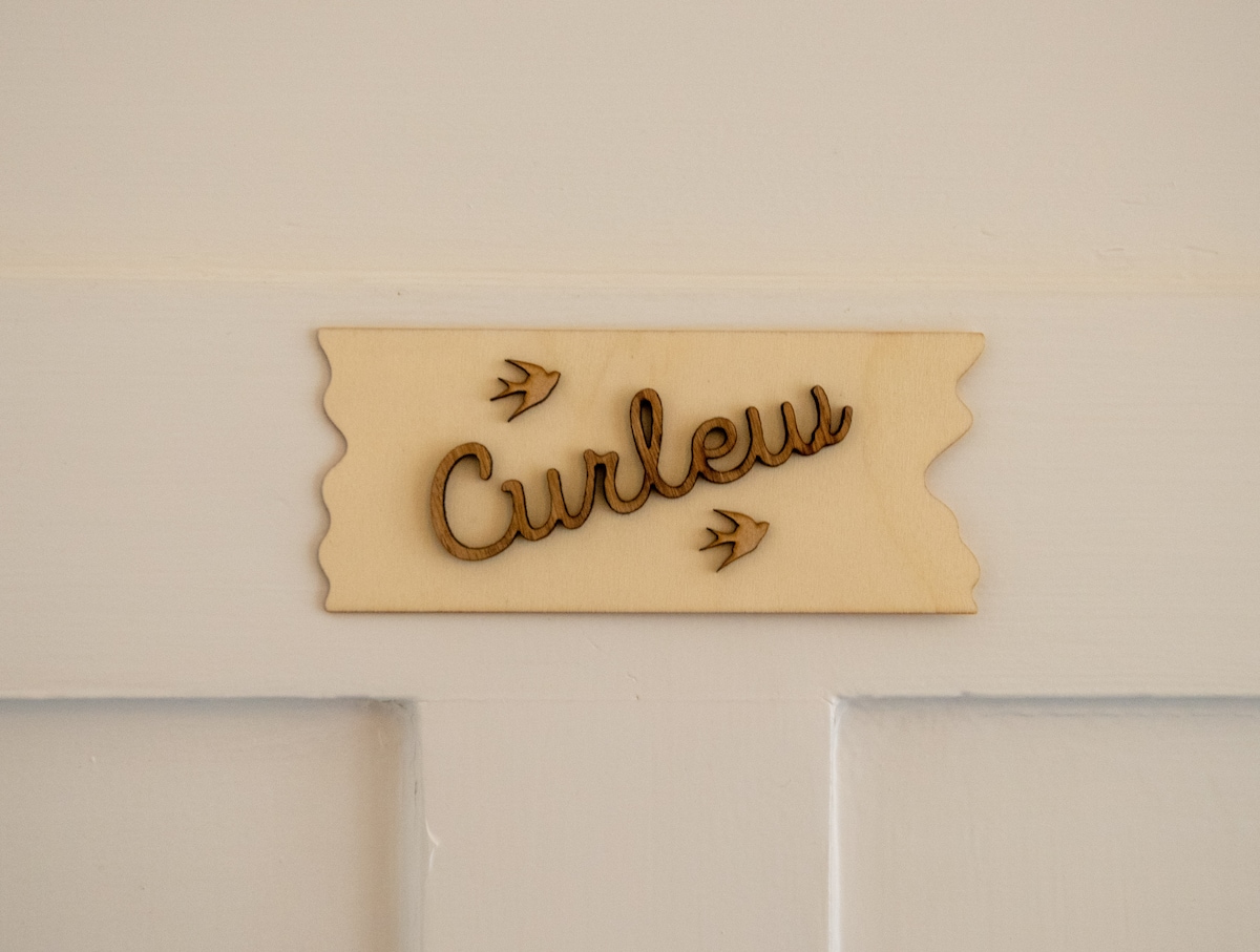 Curlew - светла и пространа спална соба на првиот кат со суперголем кревет (широк 6'- конфигурирачки на барање на два единечни кревета од 3 инчи); сопствена бања; ретро коктел стол со стандардна ламба за читање; опремени шкафови со вградена масичка за облекување.