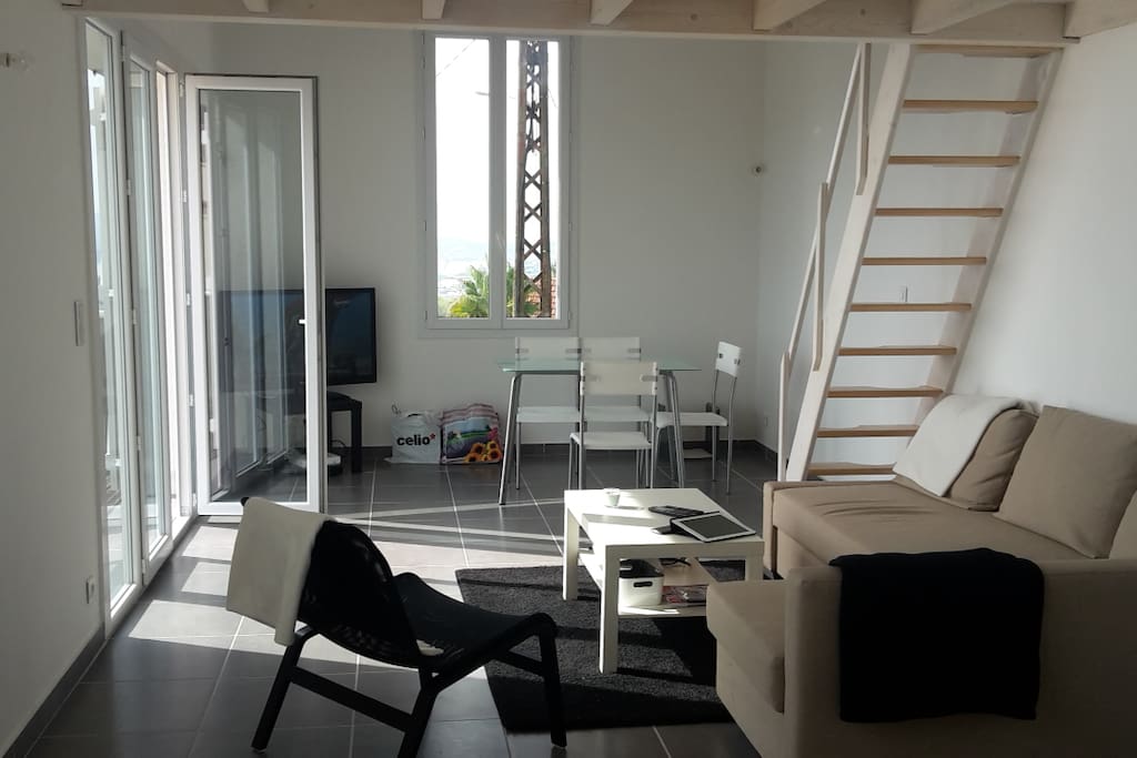 Espace de vie partagé de la maison 1/2