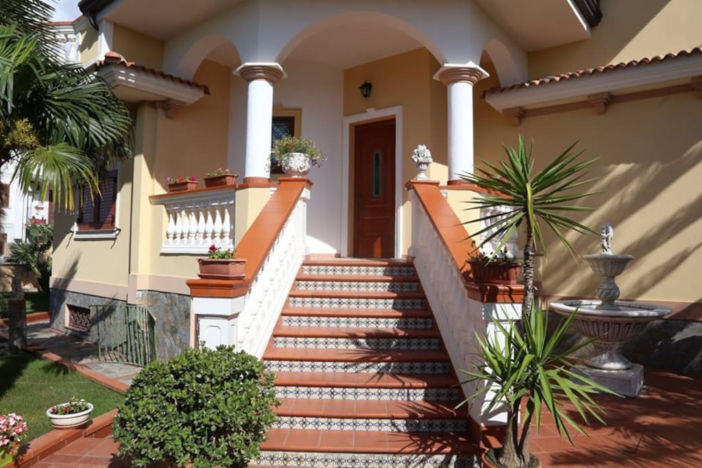 Scala ingresso Villa Manno