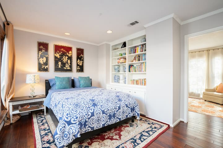 Удобен брачен кревет (широк 150-179 см) со добра книга и поглед кон централниот двор.