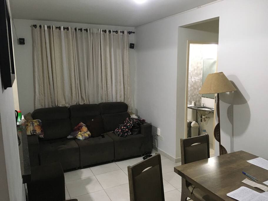Sofá retrátil com 03 lugares mais dois puffs para descanso dos pés