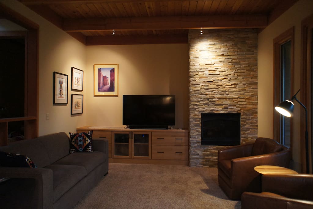 Living room with Sonos, TV, gas fireplace and comfortable sofa bed