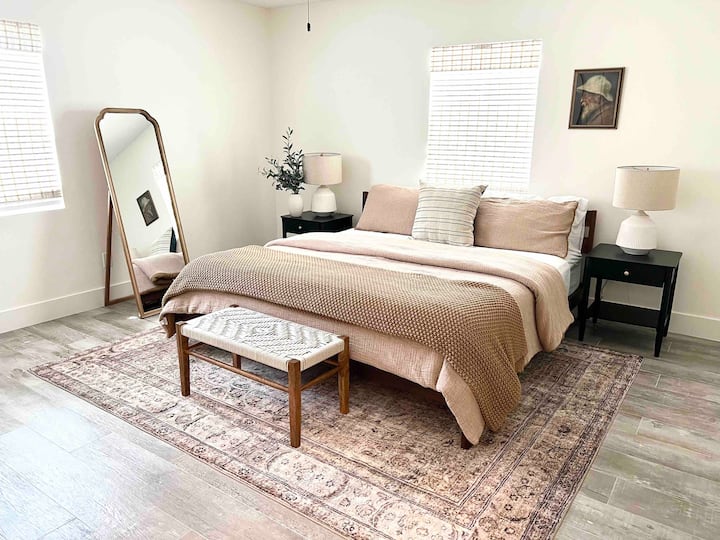 Презаредете се в това уютно, луксозно легло с кралски размер, идеално за отдих.  