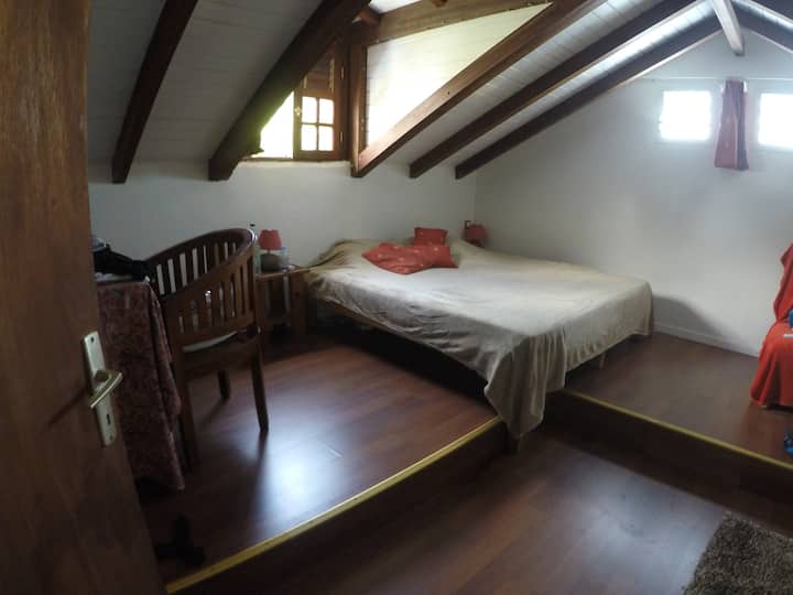 Големата 1/4 спална соба со нов брачен кревет (широк 150-179 см)