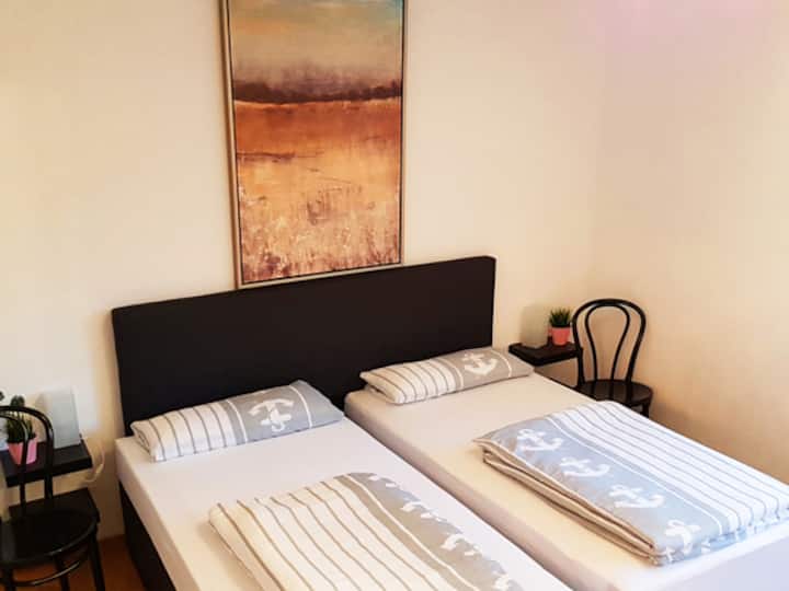 Slaapkamer nr. 1 met boxspringbed
  1,8 x 2,0 bed