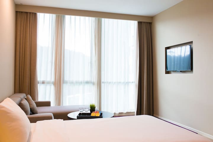 Cozy Triple King Hotel Near IKEA/Curve{WiFiAstro}