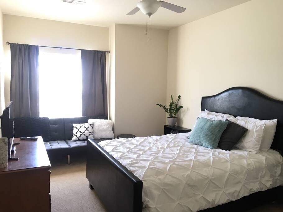 Bedroom 2 - Queen Bed