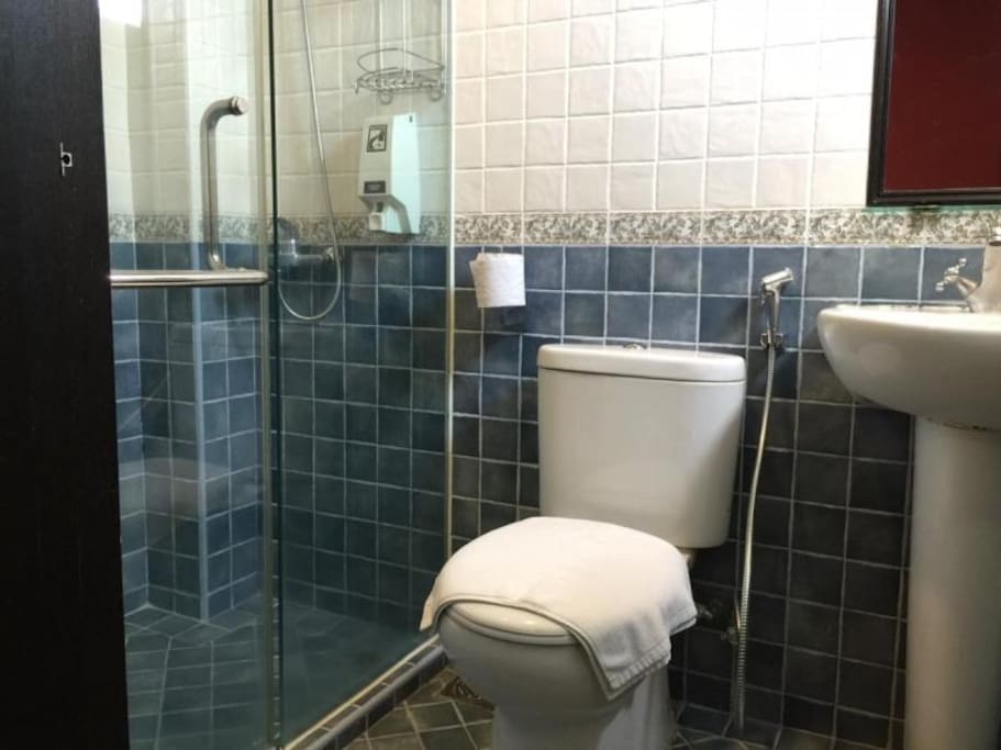 ENSUITE BATHROOM