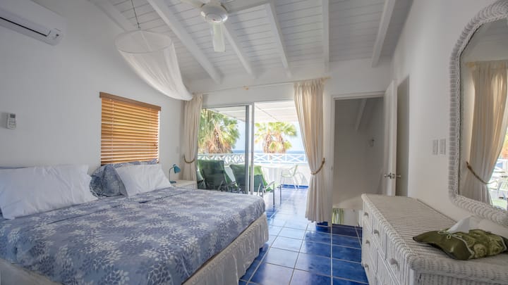 ห้องนอนที่ชั้น 1 มีประตูบานเลื่อนไปยังระเบียงในห้องนอนนี้มีเครื่องปรับอากาศพัดลมเพดานและมุ้งกันยุงมีมุ้งลวดตรงประตูและหน้าต่าง