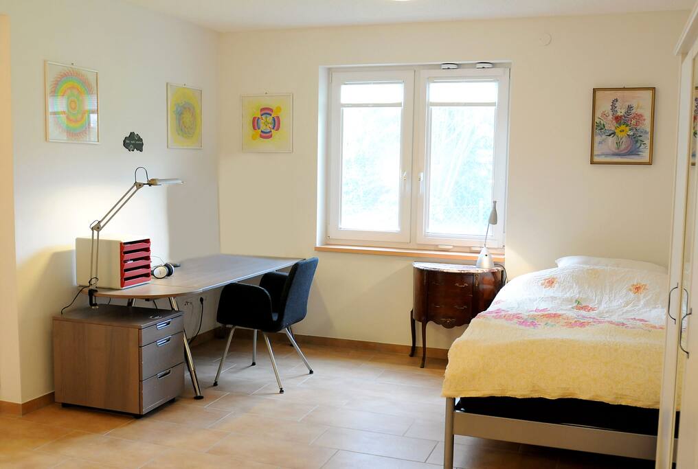 Bitte keine Besucher mitbringen! Die allgemein üblichen Nachtruhe-Bedingungen gelten bei mir schon am 20 Uhr. Das Mitbringen von Haustieren ist nicht erlaubt - ebenso darf im Zimmer nicht geraucht werden.