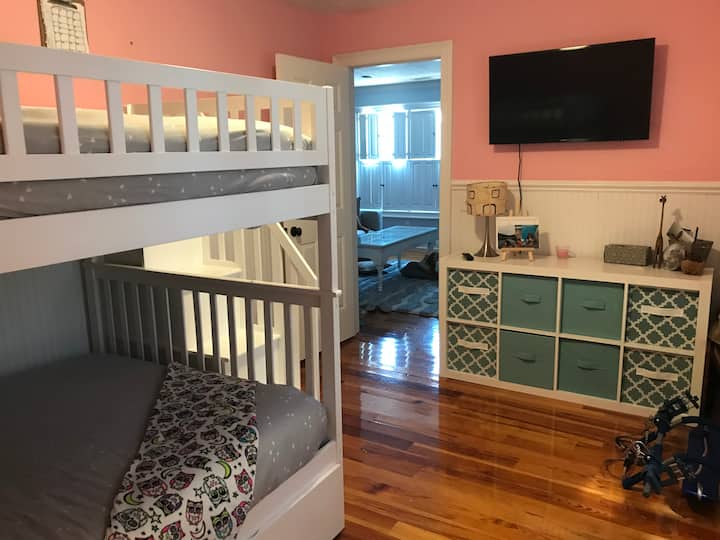Tercer dormitorio completo sobre una litera completa con cama nido doble