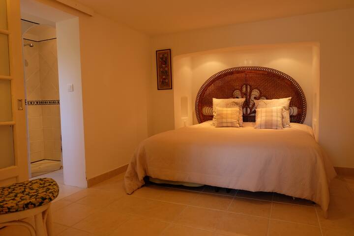 Голем апартман со широк кревет и бебешки кревет.