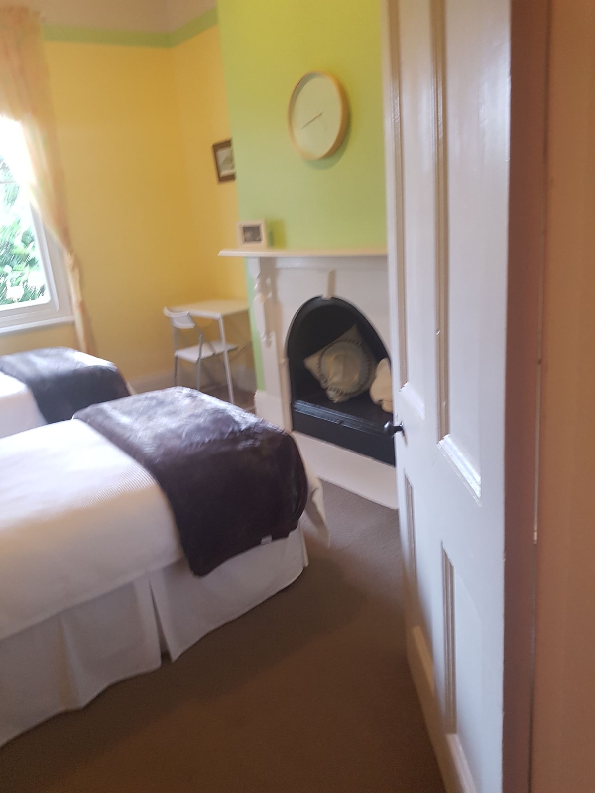 táto izba má 2 manželské postele; písací stôl so stoličkou a kúrením. Pre vaše pohodlie sú k dispozícii elektrické prikrývky a náhradné prikrývky.