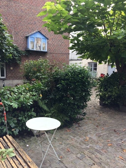 Petite place de l'impasse de l'ange avec sa potale et sa verdure. Calme.