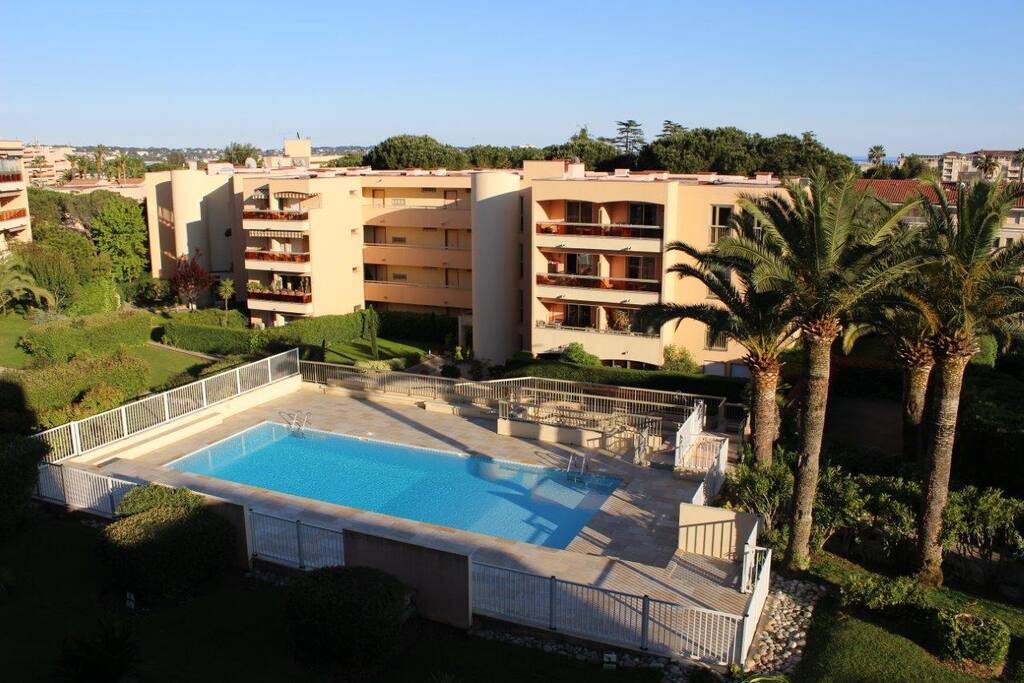 Studio Golfe-Juan - Vue piscine depuis la terrasse