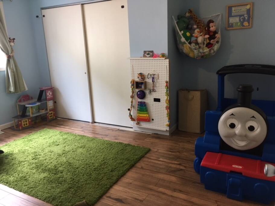 toddler bed room - sizeable