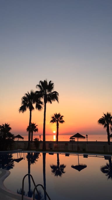 Vistas desde la piscina al amanecer