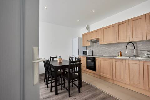 Quiet ground floor apartment T3, sleeps 6
