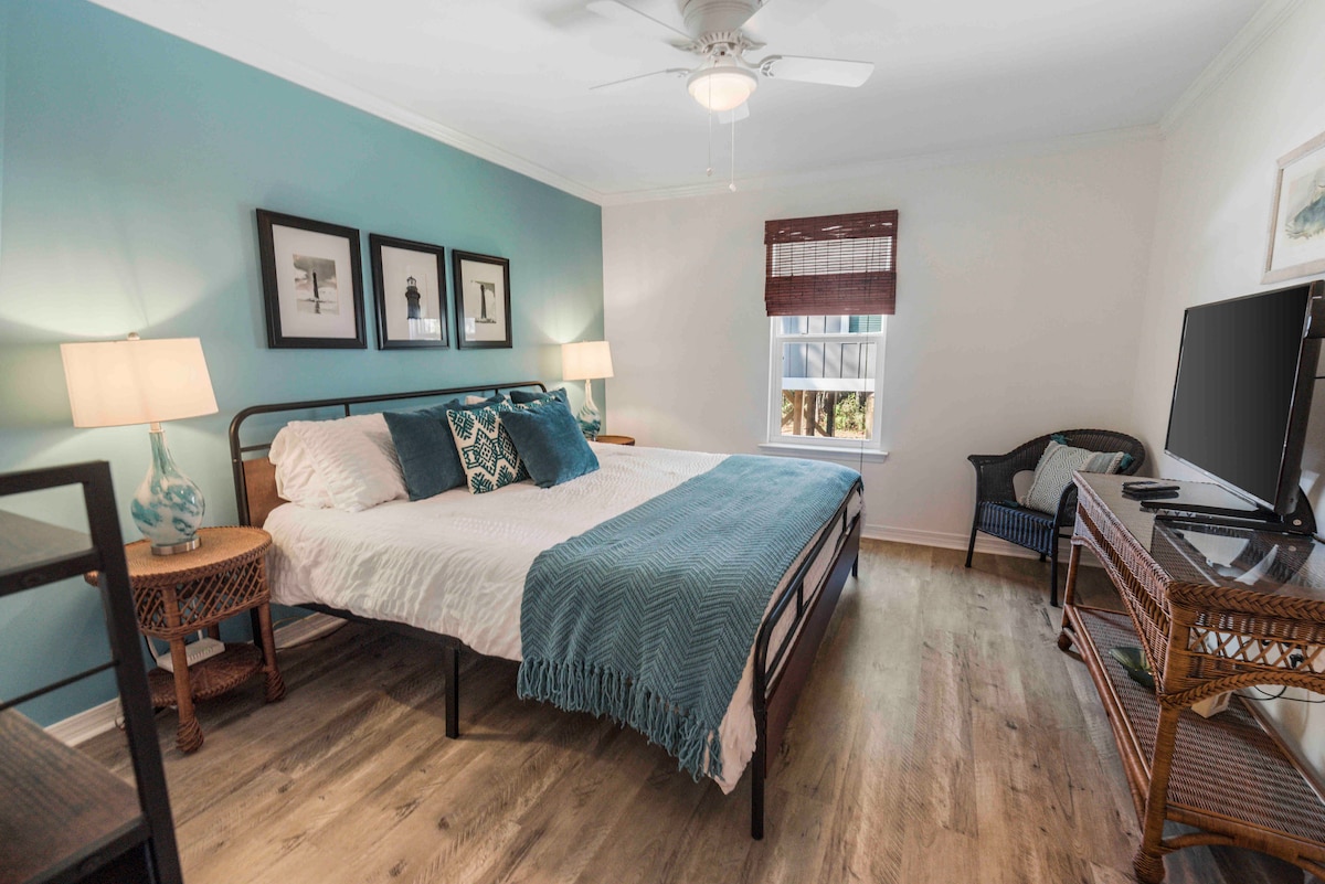 Velika glavna spavaća soba „soba u svjetioniku” s novim madracem, namještajem i posteljinom.   Veliki ugradbeni ormar i privatna kupaonica. Uključen je i TV od 50".  