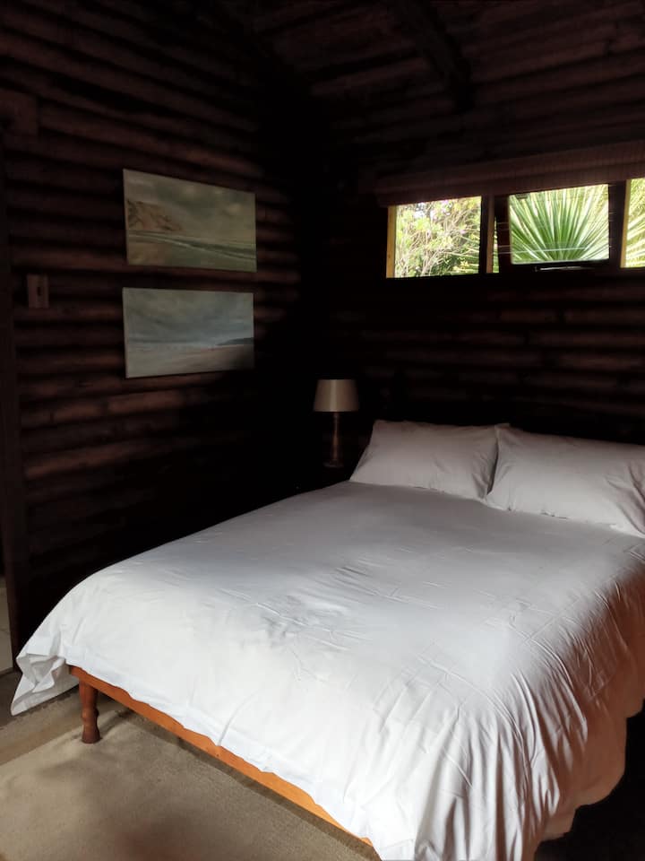 Habitación principal con cama matrimonial y baño privado 