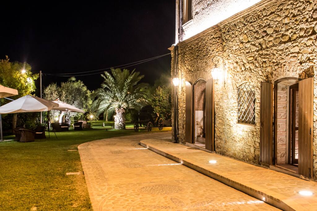 Dettaglio masseria e giardino