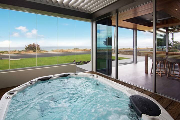 SUNSET COVE – Beachfront with WIFI gallery image 4