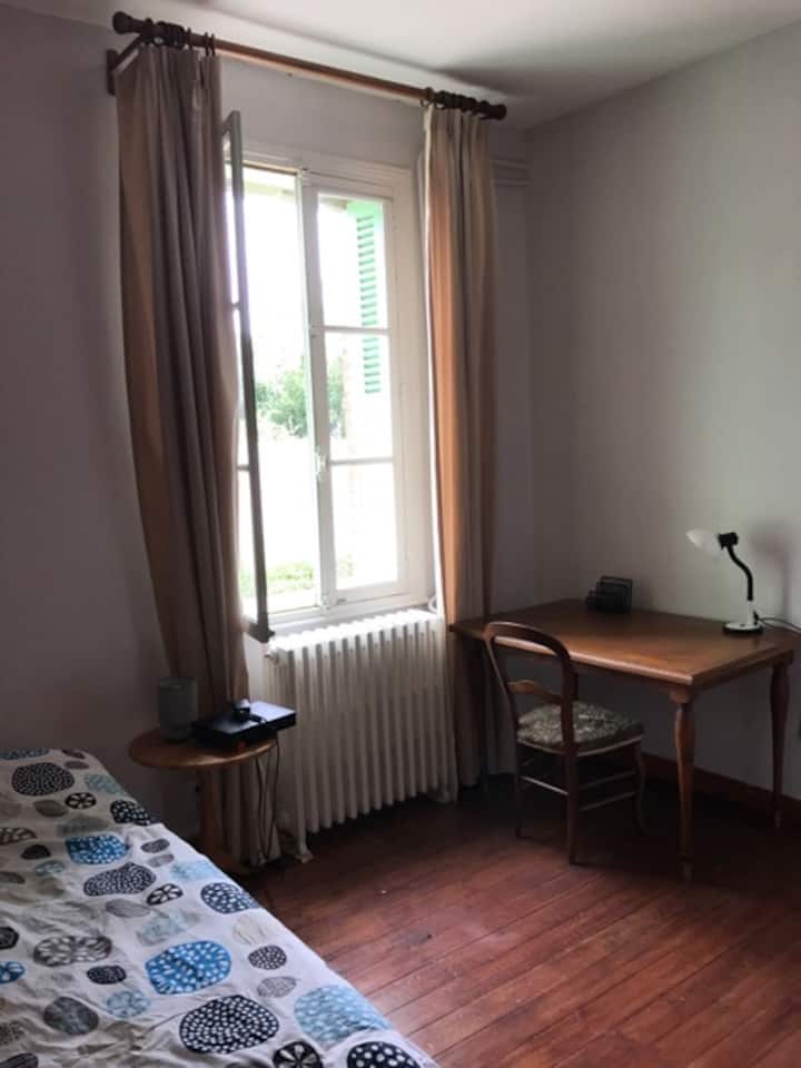 חדר שינה 2 - חדר שינה 2 - מיטה זוגית (שני מזרנים) 160 ס"מ x 200 ס"מ