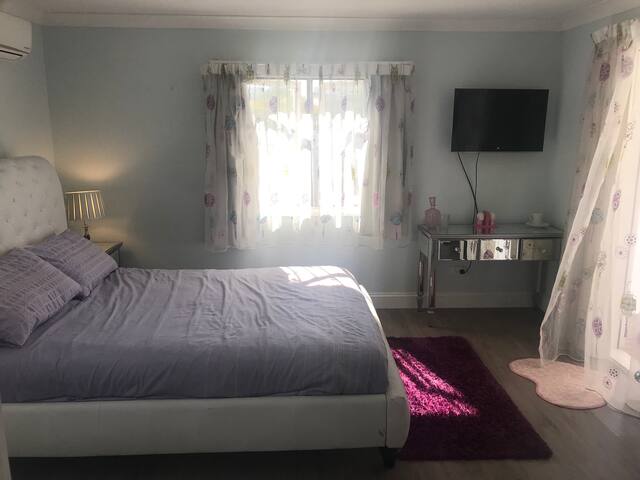 Juliana’s★Entire Top flr, 3 dble bed+lounge/kitch gallery image 2