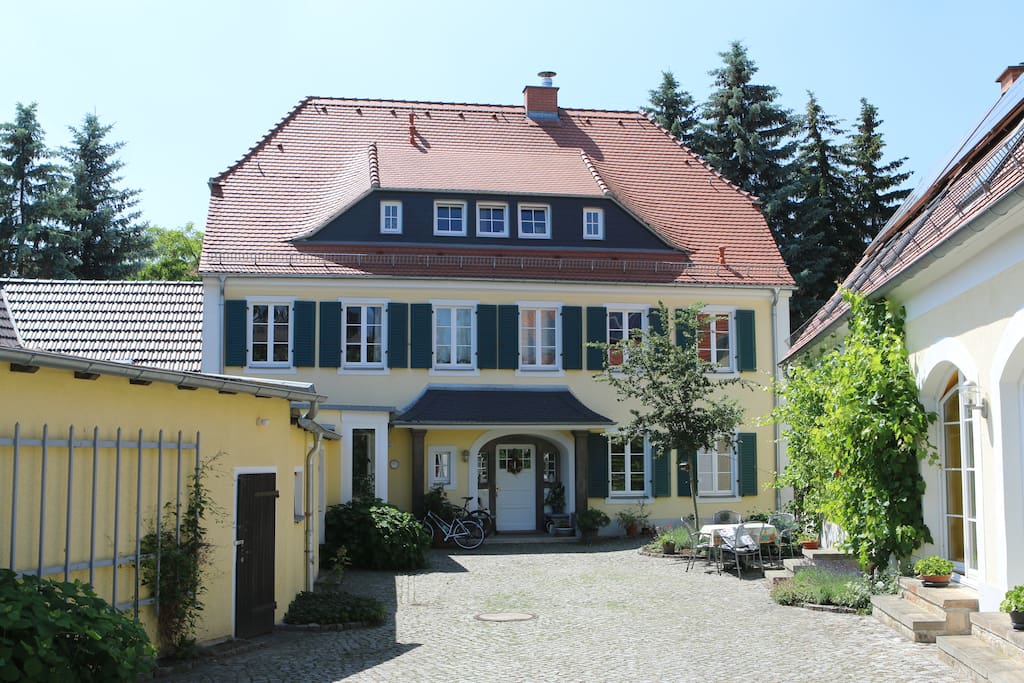 Haupthaus (hier wohnen wir) - Rechts die Ferienwohnung
