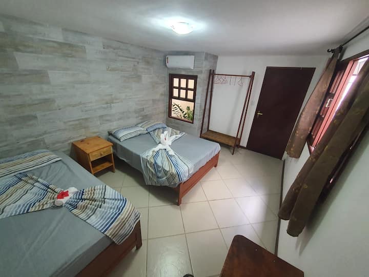 Spavaća soba s krevetom i krevetom za jednu osobu