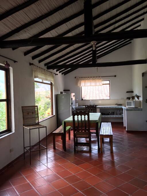 Comedor y cocina completa ( nevera, cafetera, licuadora, horno)