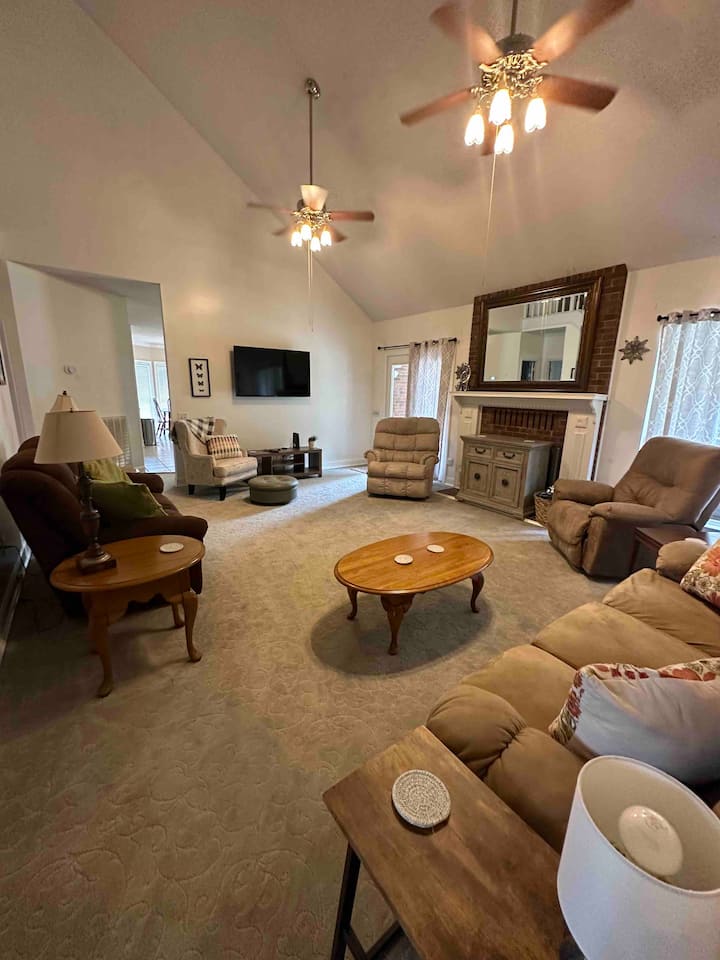 Charming Lake Getaway With Plenty Of Room To Roam - Jasper, TN