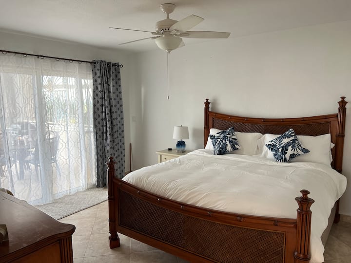 Glavna spavaća soba s privatnim izlazom na natkrivenu terasu.  Uživajte u pogledu na ocean sa svog prozora!