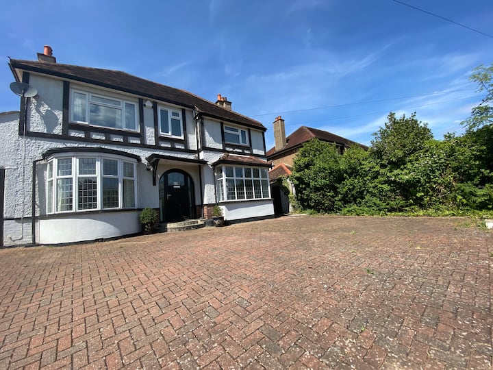 3 bed house in Epsom with large driveway & garden Houses for Rent in