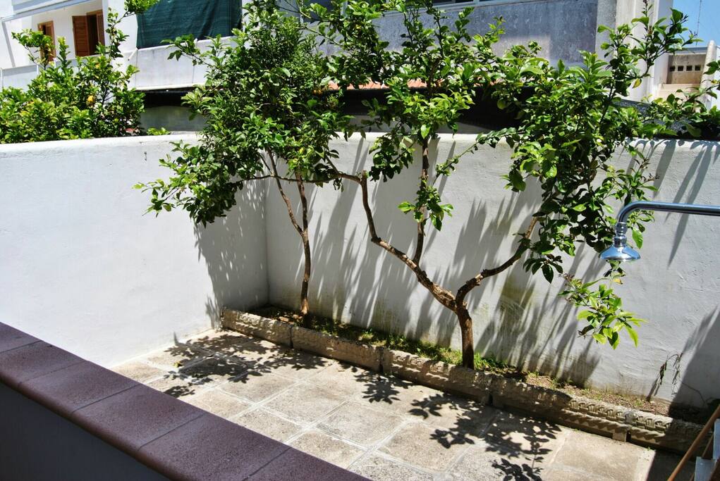 Balcone con Cortile e Doccia esterna