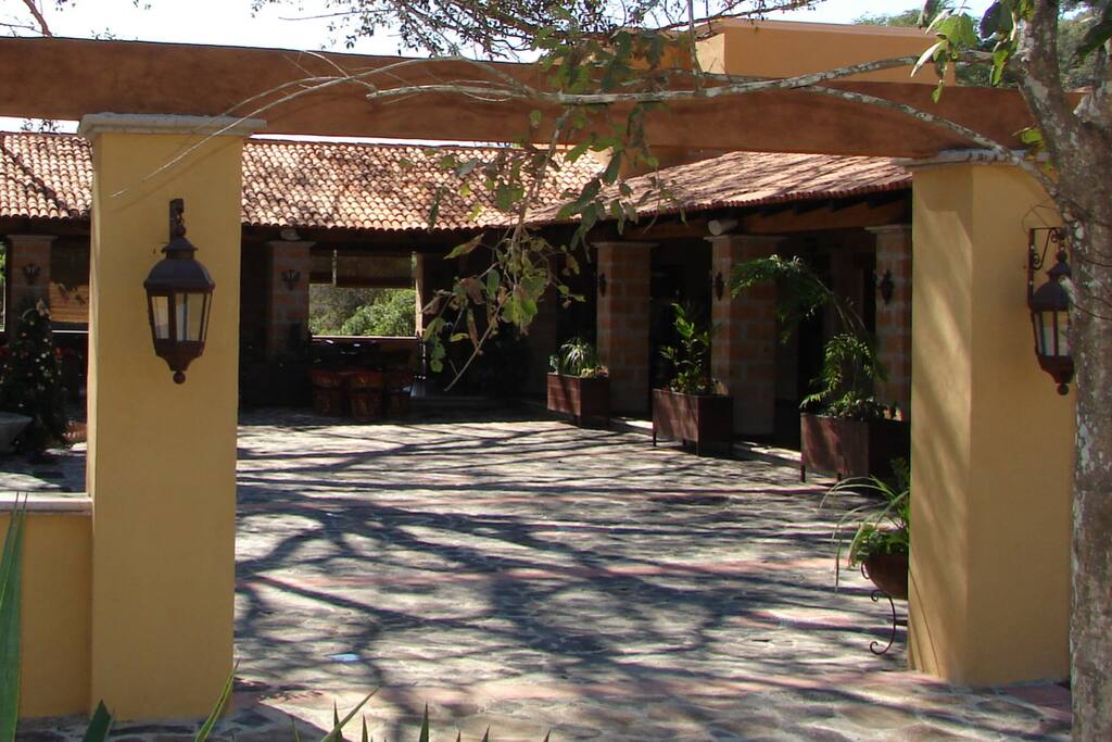 Entrada principal a las cabañas