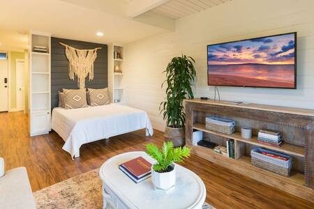 Designer Plantation Studio - Steps to the Beach!