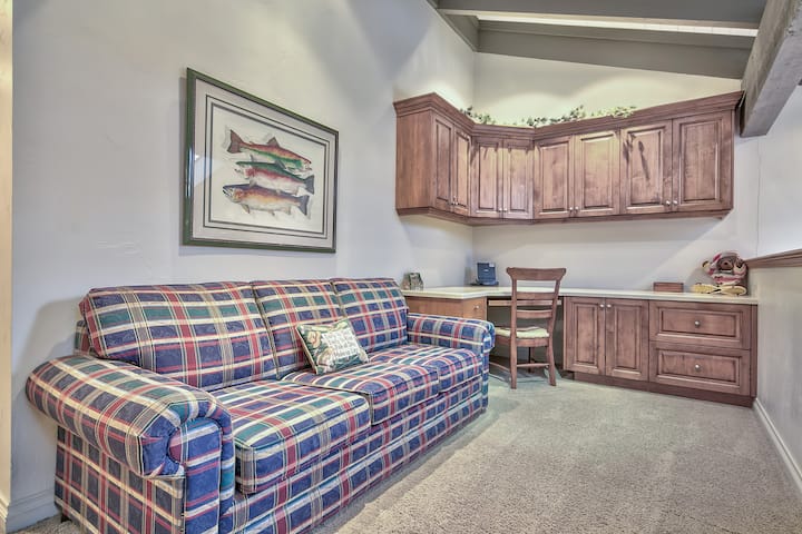 Soggiorno di livello medio con ampio spazio sulla scrivania, si affaccia sulla zona giorno sottostante