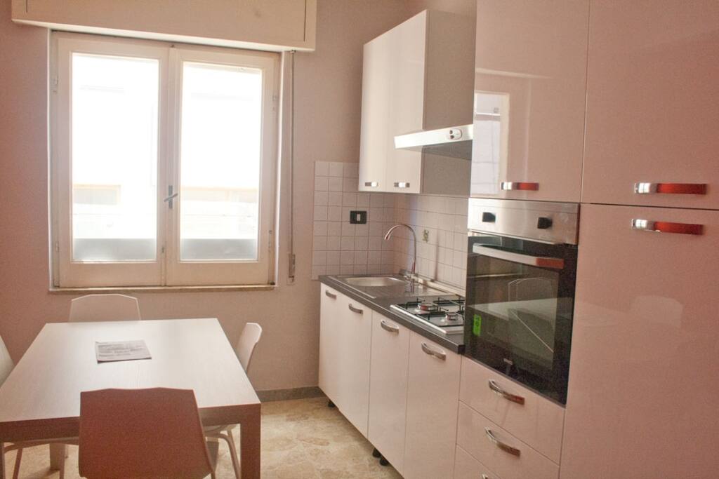 Cucina abitabile moderna attrezzata di stoviglie