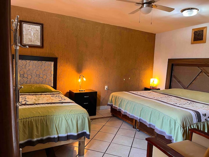 2 zeer comfortabele bedden, nieuwe en schone kleding, zachte kussens en ruime kamer!