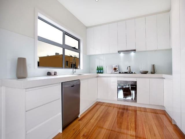 Modern Spacious 3 bedroom Property. gallery image 3