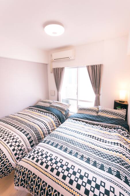 Please be aware that I change the sheets regularly for cleaning purposes. As such the design or color may differ when you actually stay at my place.